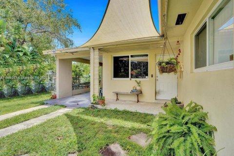 House in Miami, Florida 3 bedrooms, 143.26 sq.m. № 1947098 - photo 11