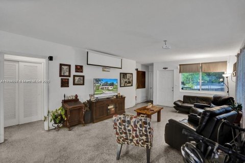 House in Miami, Florida 3 bedrooms, 143.26 sq.m. № 1947098 - photo 3