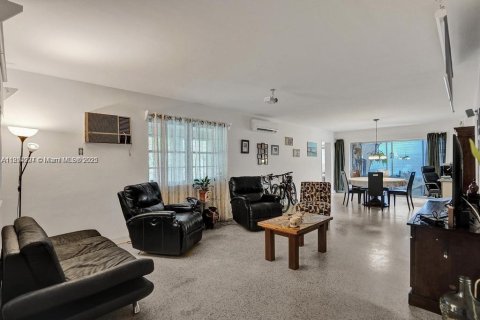 House in Miami, Florida 3 bedrooms, 143.26 sq.m. № 1947098 - photo 4