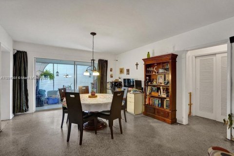 House in Miami, Florida 3 bedrooms, 143.26 sq.m. № 1947098 - photo 6