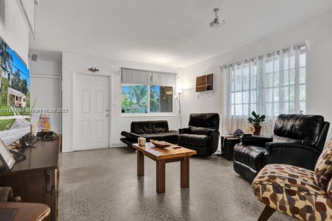 House in Miami, Florida 3 bedrooms, 143.26 sq.m. № 1947098 - photo 2