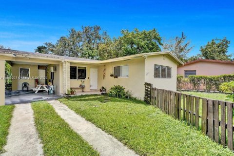 House in Miami, Florida 3 bedrooms, 143.26 sq.m. № 1947098 - photo 1