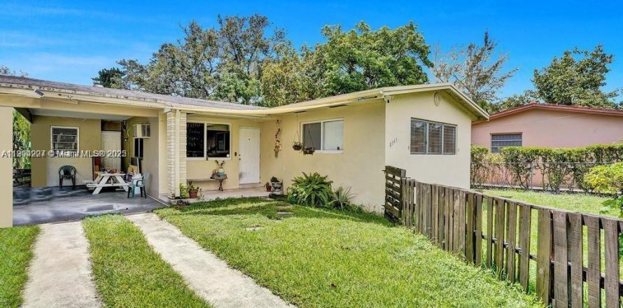 House in Miami, Florida 3 bedrooms, 143.26 sq.m. № 1947098