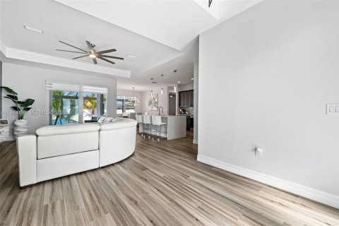 Casa en venta en Cape Coral, Florida, 3 dormitorios, 170.94 m2 № 2030626 - foto 3