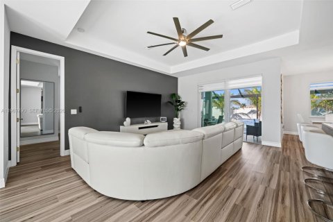 Casa en venta en Cape Coral, Florida, 3 dormitorios, 170.94 m2 № 2030626 - foto 7