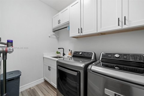 Casa en venta en Cape Coral, Florida, 3 dormitorios, 170.94 m2 № 2030626 - foto 28