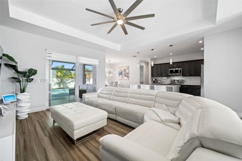 Casa en venta en Cape Coral, Florida, 3 dormitorios, 170.94 m2 № 2030626 - foto 4