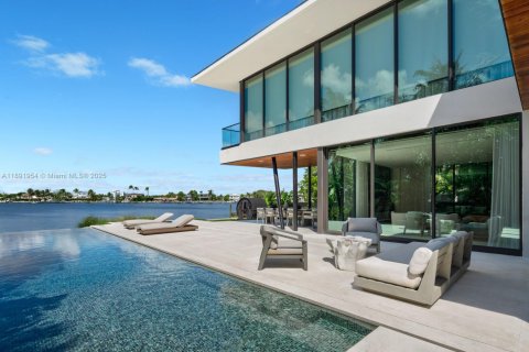 House in Miami Beach, Florida 7 bedrooms, 714.42 sq.m. № 1945058 - photo 27