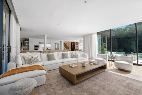 House in Miami Beach, Florida 7 bedrooms, 714.42 sq.m. № 1945058 - photo 14