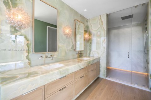 House in Miami Beach, Florida 7 bedrooms, 714.42 sq.m. № 1945058 - photo 23