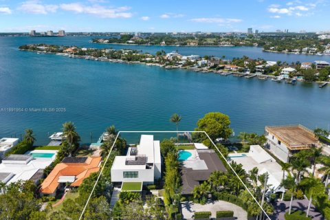 House in Miami Beach, Florida 7 bedrooms, 714.42 sq.m. № 1945058 - photo 2