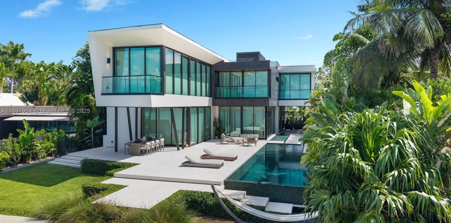 House in Miami Beach, Florida 7 bedrooms, 714.42 sq.m. № 1945058