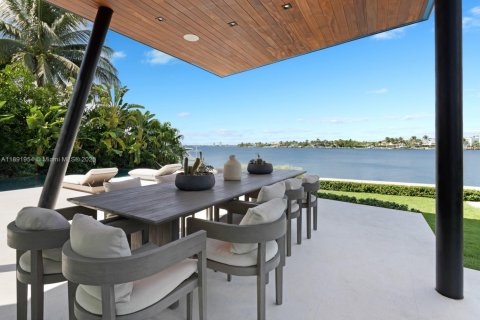 House in Miami Beach, Florida 7 bedrooms, 714.42 sq.m. № 1945058 - photo 25