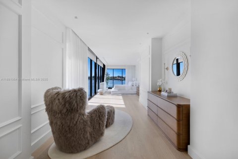 House in Miami Beach, Florida 7 bedrooms, 714.42 sq.m. № 1945058 - photo 19