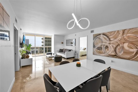 Condo in Hallandale Beach, Florida, 3 bedrooms  № 2053039 - photo 11