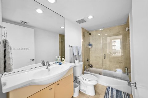 Condo in Hallandale Beach, Florida, 3 bedrooms  № 2053039 - photo 21