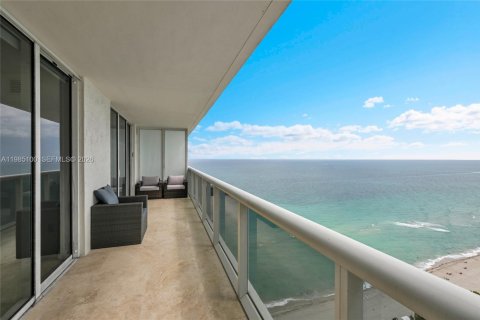 Condo in Hallandale Beach, Florida, 3 bedrooms  № 2053039 - photo 9