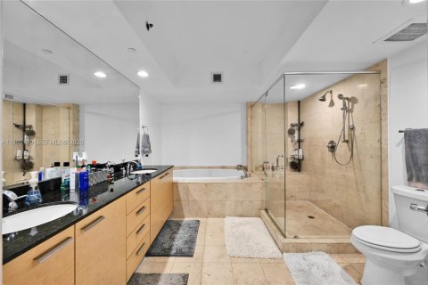 Condo in Hallandale Beach, Florida, 3 bedrooms  № 2053039 - photo 18