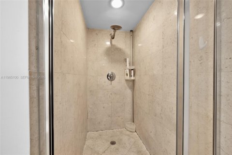 Condo in Hallandale Beach, Florida, 3 bedrooms  № 2053039 - photo 24