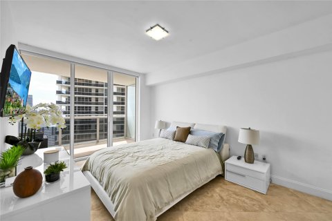 Condo in Hallandale Beach, Florida, 3 bedrooms  № 2053039 - photo 19