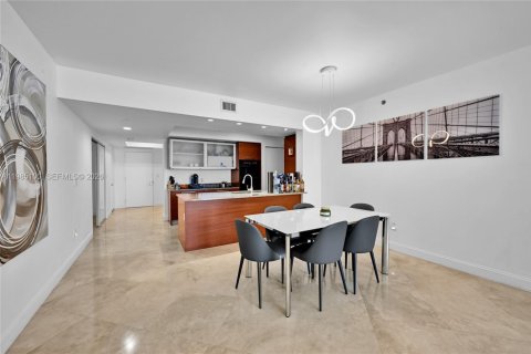 Condo in Hallandale Beach, Florida, 3 bedrooms  № 2053039 - photo 13