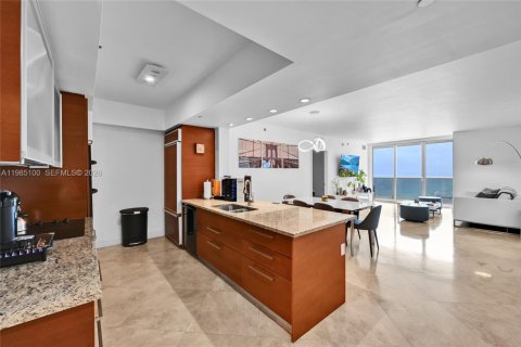 Condo in Hallandale Beach, Florida, 3 bedrooms  № 2053039 - photo 15