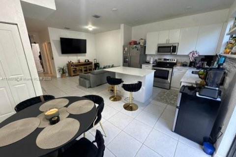 House in Homestead, Florida 3 bedrooms, 123.37 sq.m. № 1951649 - photo 6