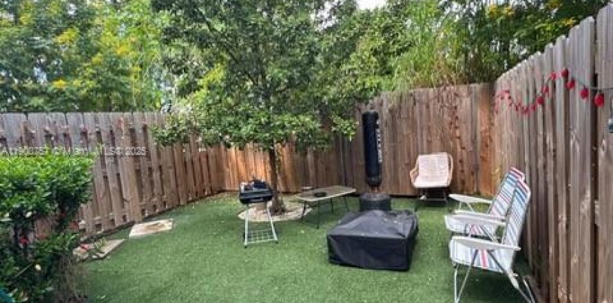 House in Homestead, Florida 3 bedrooms, 123.37 sq.m. № 1951649