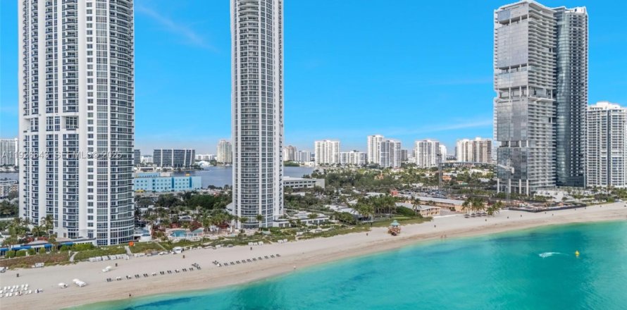 Condo à Sunny Isles Beach, Floride, 2 chambres  № 1986596