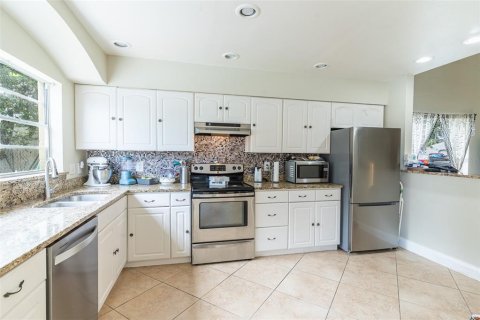 Villa ou maison à vendre à Brandon, Floride: 4 chambres, 182.92 m2 № 2396101 - photo 7