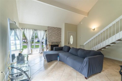 Villa ou maison à vendre à Brandon, Floride: 4 chambres, 182.92 m2 № 2396101 - photo 3