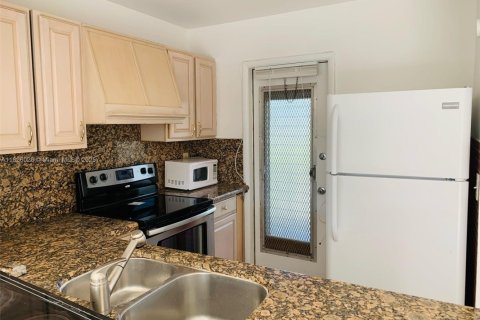 Condo in Deerfield Beach, Florida, 2 bedrooms  № 1794428 - photo 10