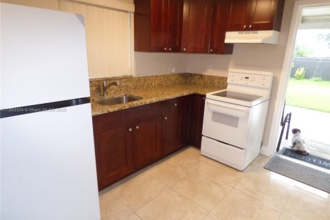 Снять в аренду квартиру в Майами, Флорида № 1945268 - фото 1