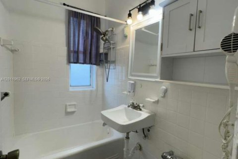 Condo in Miami Beach, Florida  № 2074973 - photo 9