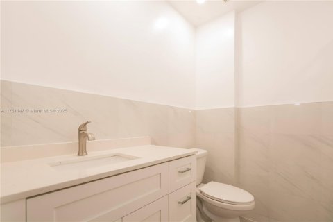 House in Miami-Dade, Florida 4 bedrooms, 201.41 sq.m. № 1715688 - photo 20