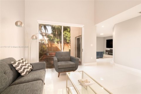 House in Miami-Dade, Florida 4 bedrooms, 201.41 sq.m. № 1715688 - photo 8