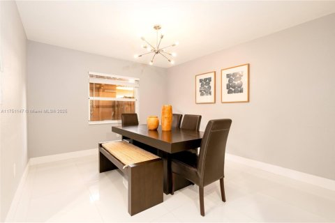 House in Miami-Dade, Florida 4 bedrooms, 201.41 sq.m. № 1715688 - photo 15