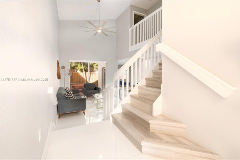 House in Miami-Dade, Florida 4 bedrooms, 201.41 sq.m. № 1715688 - photo 5