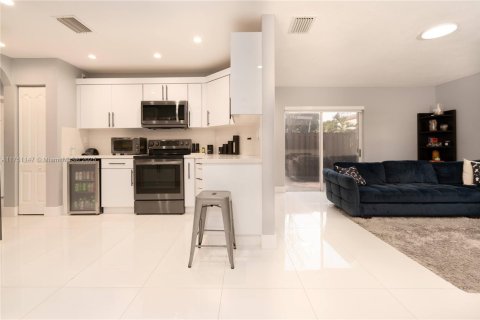 House in Miami-Dade, Florida 4 bedrooms, 201.41 sq.m. № 1715688 - photo 12