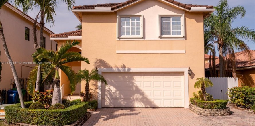 House in Miami-Dade, Florida 4 bedrooms, 201.41 sq.m. № 1715688