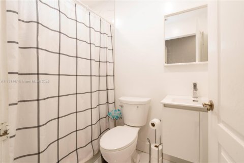 House in Miami-Dade, Florida 4 bedrooms, 201.41 sq.m. № 1715688 - photo 16