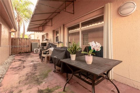 House in Miami-Dade, Florida 4 bedrooms, 201.41 sq.m. № 1715688 - photo 23