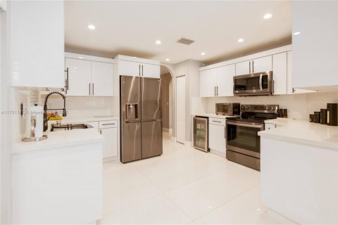 House in Miami-Dade, Florida 4 bedrooms, 201.41 sq.m. № 1715688 - photo 2