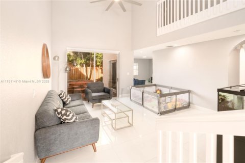 House in Miami-Dade, Florida 4 bedrooms, 201.41 sq.m. № 1715688 - photo 6