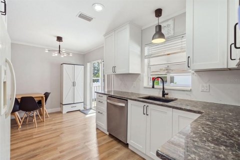 Villa ou maison à louer à Tampa, Floride: 4 chambres, 171.22 m2 № 2415194 - photo 7