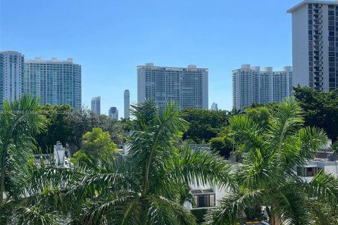 Condo in Aventura, Florida, 1 bedroom  № 1951844 - photo 1