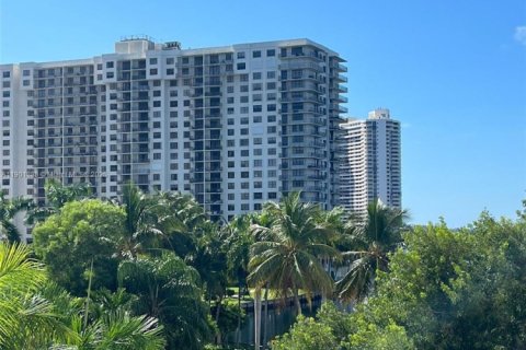 Condo in Aventura, Florida, 1 bedroom  № 1951844 - photo 2