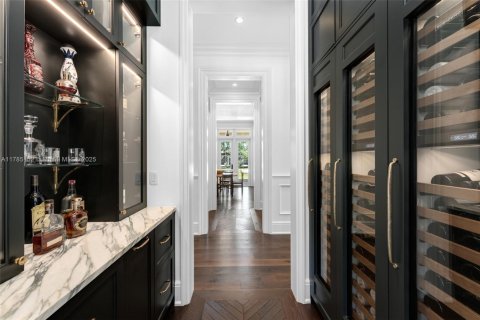House in Miami, Florida 7 bedrooms, 808.16 sq.m. № 1704062 - photo 8