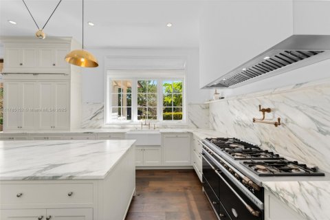 House in Miami, Florida 7 bedrooms, 808.16 sq.m. № 1704062 - photo 12
