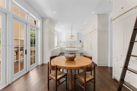 House in Miami, Florida 7 bedrooms, 808.16 sq.m. № 1704062 - photo 11